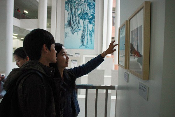 学生参观何健生图片展现场