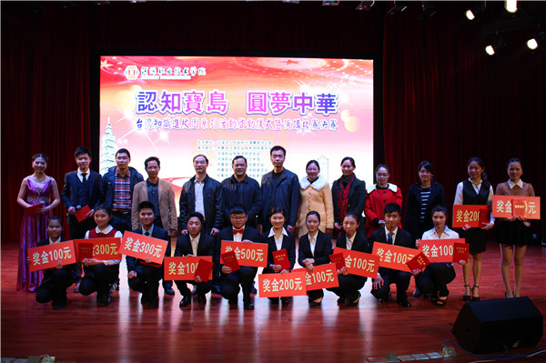 领导与演讲比赛参赛选手合影留念