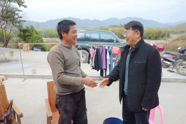 刘安华校长亲切看望贫困户