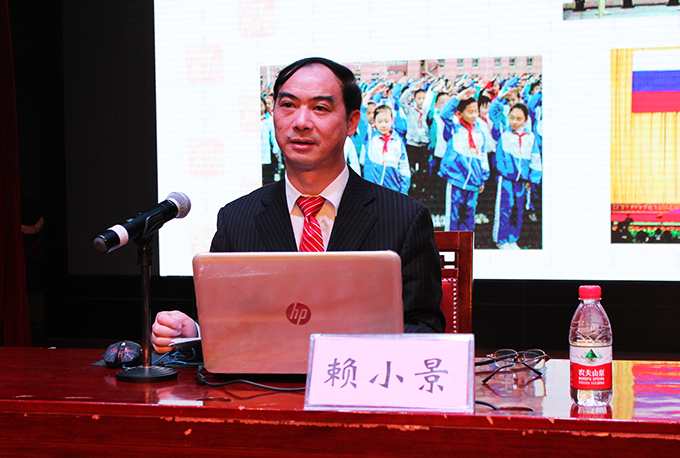 赖小景副校长做国旗知识专题讲座