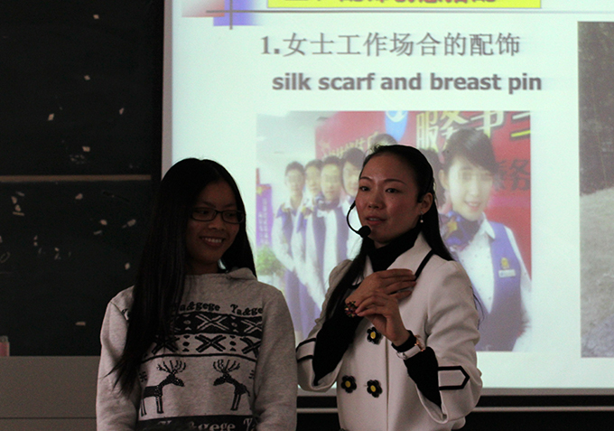 伍新蕾老师为同学们做示范
