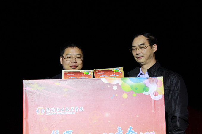 团市委汪永华书记与我校赖小景副校长在启动仪式上