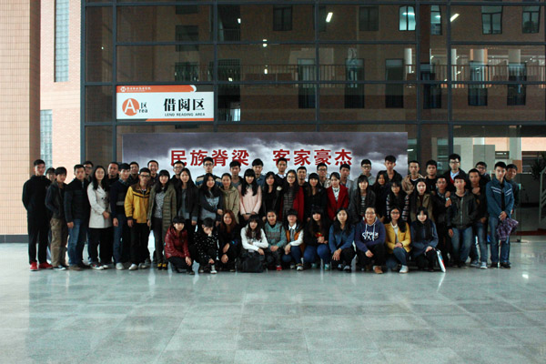 学校各大组织代表参观图片展大合照
